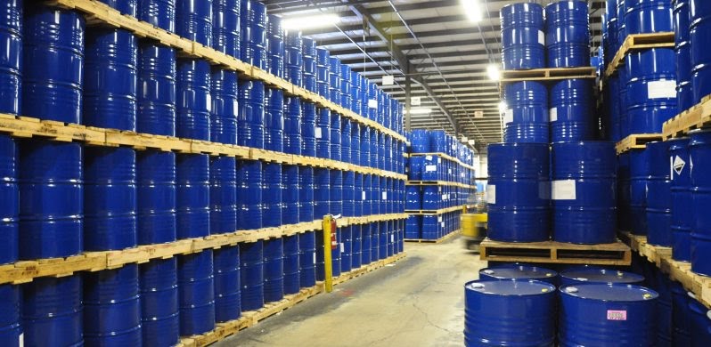 Hóa chất tẩy rửa công nghiệp là gì? Công dụng và những lưu ý khi sử dụng